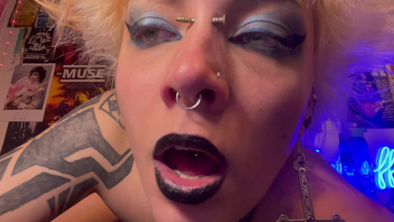 Glitterqueen1999: Готична ніздрі лущиться, потирає ділдо, слинотеча в помаді