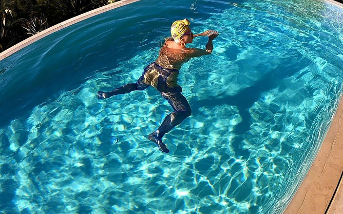 Hotvaleria: 成熟した、エッチで、完全に変態的