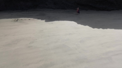 Emma Voyeur: Sensuele naaktstrandgodin vastgelegd door drone - ultieme luchtschoonheid