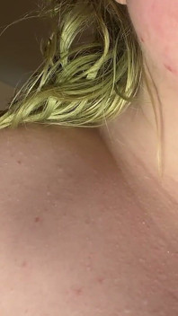 POV, tu es toute menue et dans mes aisselles géantes