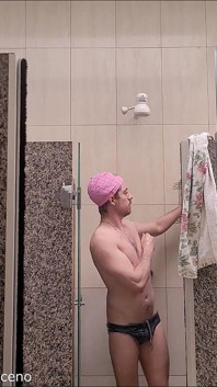 Pynk Cap înotând cu costum de baie pe jumătate goală