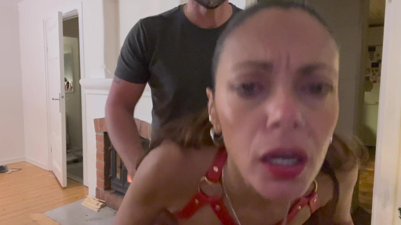 LoveAndRopes: MILF manželka je zabalena jako sexy vánoční dárek a představuje...