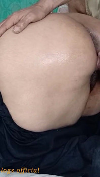 큰 엉덩이 핫한 새엄마가 내 보지를 주먹으로 따먹고 후장 따먹고 내 인도 거유에 손가락을 넣고 후배위 스타일 따먹어