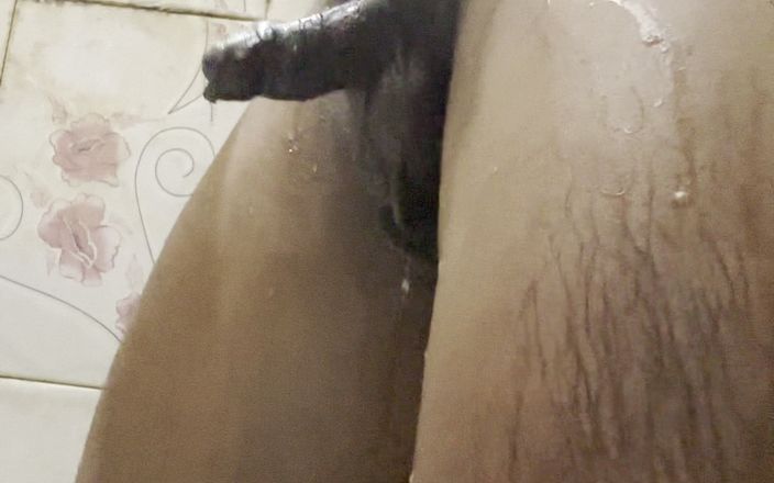 Hacker Boy: 德西印度黑色厚硬鸡巴在洗澡时被激起