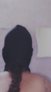 집에서 배다른 여동생에게 전화를 걸어 운동 체육관에서 그녀를 훈련한 친구