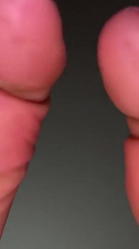 Pink Foxx trekt schoenen uit na een lange dag
