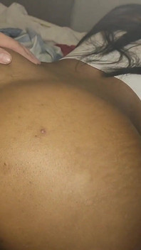 Een jonge vrouw geniet van de grote penis van een oudere man.