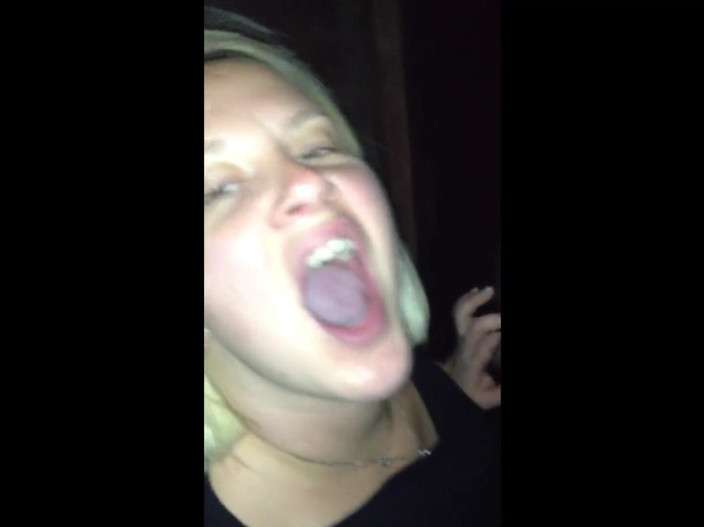 Dogging after dark: Gloryholes - distracție reală la toaleta publică