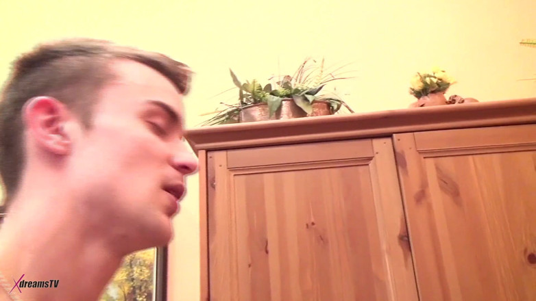 XdreamsTV: A casa mia - il giovane ragazzo ha scopato la fica...