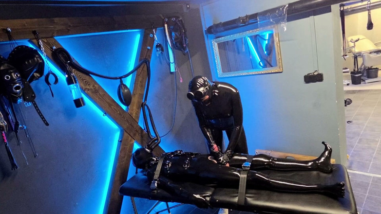 Madame Moira Dominatrix: Breathplay Where a Slave Has to Drink His Mistress's Watter.