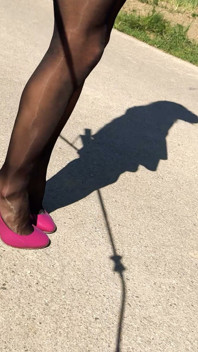 Sissy orina espontáneamente en sus medias nuevas durante un descanso