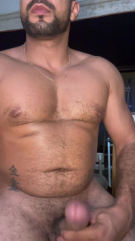Gran polla árabe masturbándose y corriéndose mucho en cámara