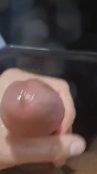 Ragazzo tedesco caldo sta giocando davanti allo specchio