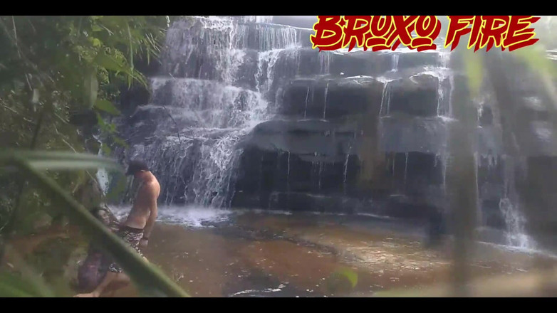 Bruxo fire: Mago de fuego ardiente y bomba D4 en la cascada-...