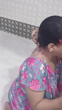 Desi Bhabhi Ka Secret Bathroom Mms - Blowjob & Hard Doggy Chudai Hindi Audio