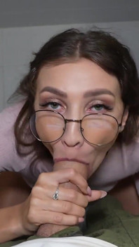 Skutečné tvrdé šukání manželky mého přítele s creampie, zatímco byl ve vedlejší místnosti!