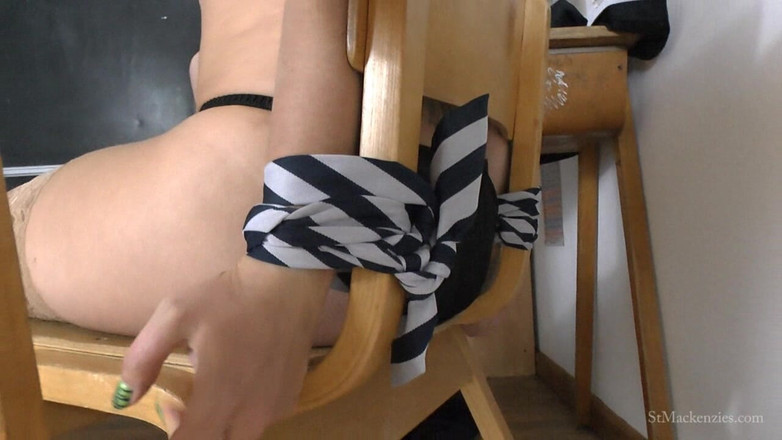 St Mackenzie's Archive: 海伦折磨一个被绑住的多根小姐，因为她脱衣服