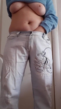 Bu guru seksi diam-diam ngocok kontol
