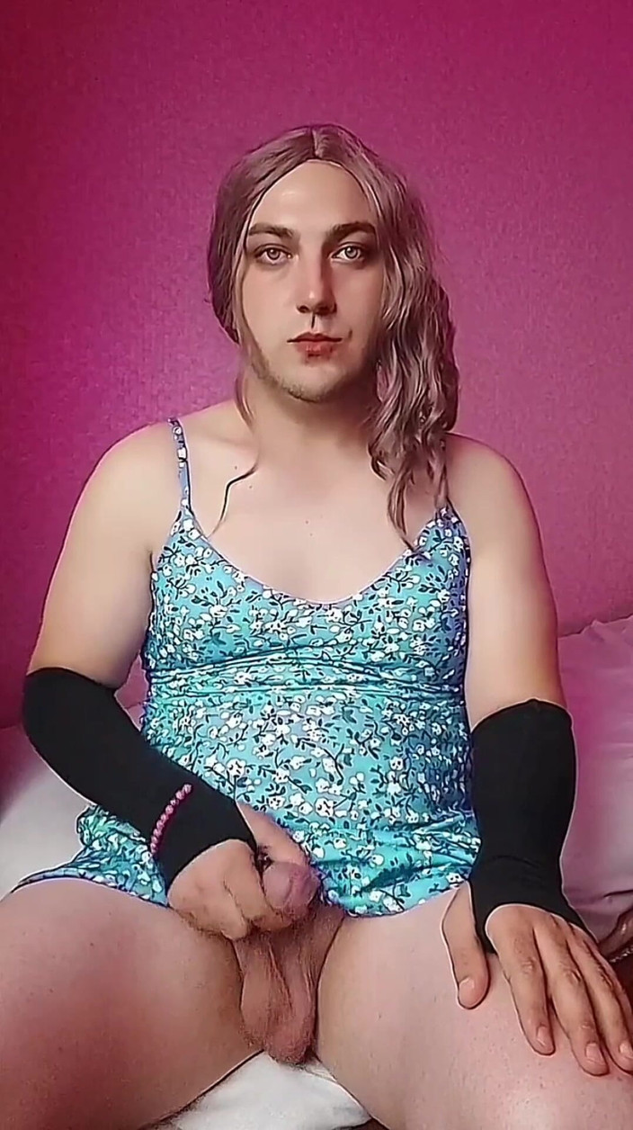 Kitty_Cross: Una calda sborrata. Gestisce un grande carico di carina ladyboy...