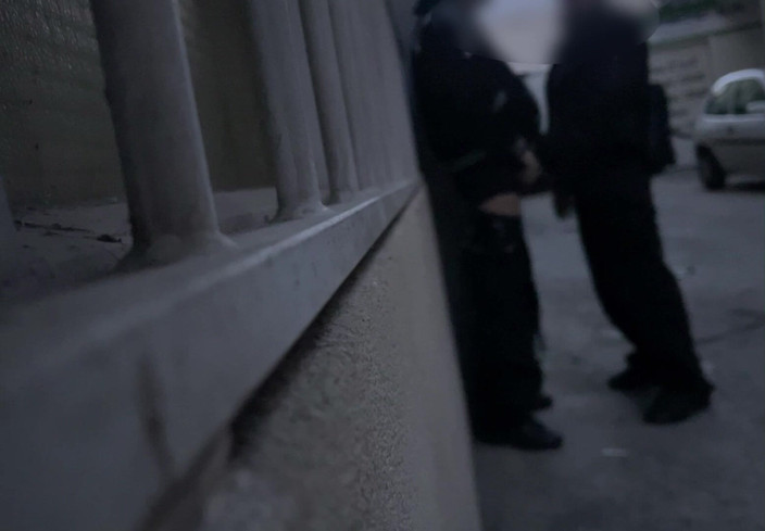 AmateurBoysPissing: Amatérští chlapci chčijí na ulici, jeden zkouší rychlé kouření
