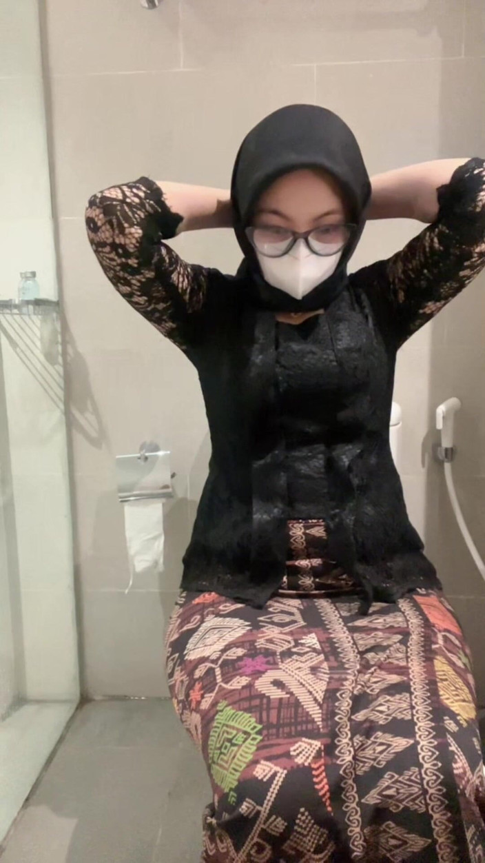 Biancaid: Seksi Beyaz Kebaya Hijablı Kız Tuvalette Oynuyor, Ta Ki Sıçrayana...