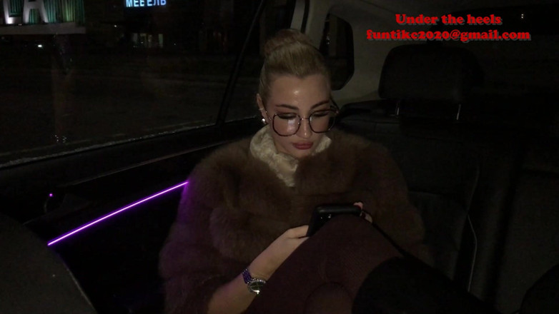 Heel 15 cm: Lola călărește într-un taxi