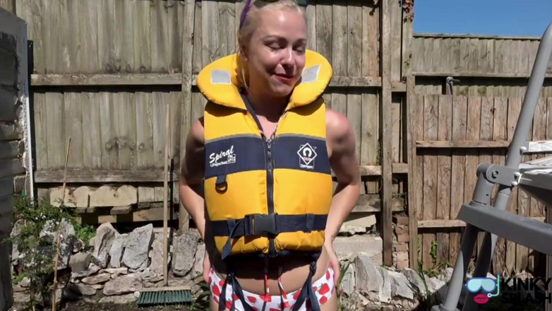 UKCuteGirl Lucy Lauren: หยอกล้อ Lifejacket แน่น - บิกินี่ brat ในสระน้ํา