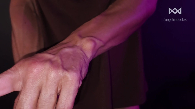 Angelmuscles: Perspektive: Sie ergab sich meinen adernen Armen