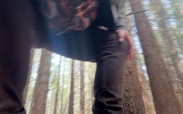 Milf Sex Queen: Đi tiểu trong rừng trong ngày đông