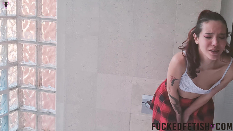Fucked fetish: Embarras pour le premier pipi devant la caméra, contenu désespéré...