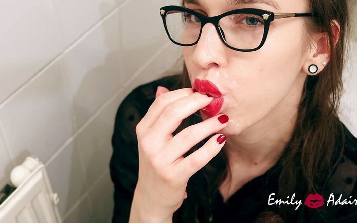 Emily Adaire TS: Trans secretária chupa o pau de seu chefe no banheiro...