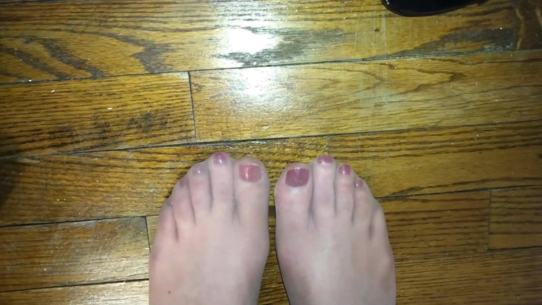 Pantyhose Jasmine: Travestie des pieds en collants, une pédicure sexy me baise...