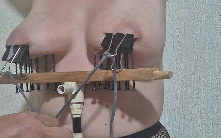 Submissive Susanna: Scherpe schroeven onder mijn borsten