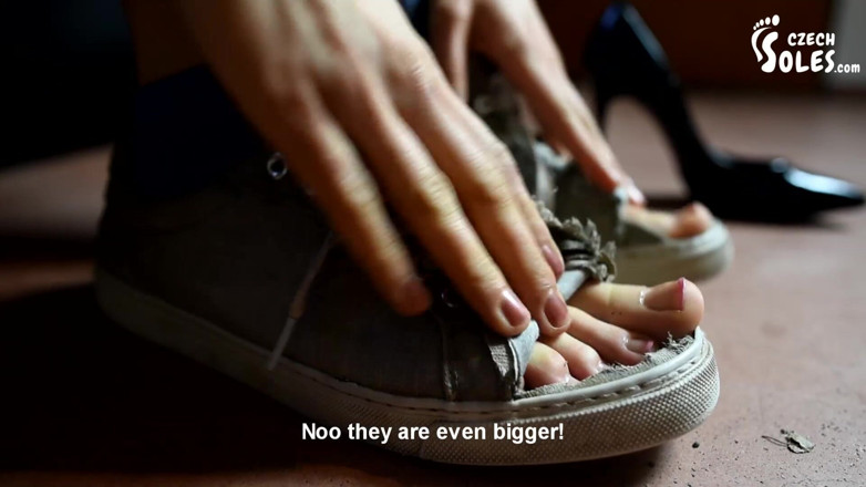 Czech Soles - foot fetish content: 足の成長の悪夢
