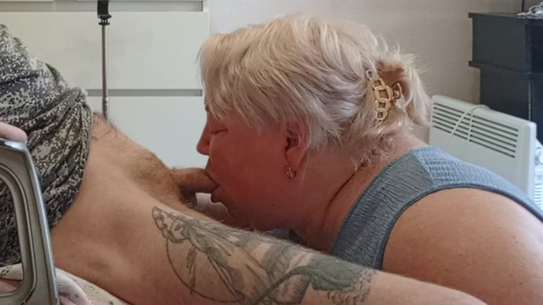 Zona901: Evli kadın komşum sikimi emiyor ve döl yutuyor