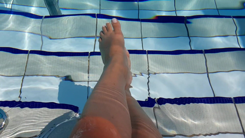 Fetish intimmedia: Fetish kaki bermain di kolam