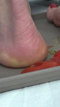 Io gioco con i pomodori in fighe e li schiaccia con i piedi