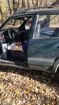 当他在车里给他撸管时，我监视了一个异性恋男人，并给了他一个手淫。