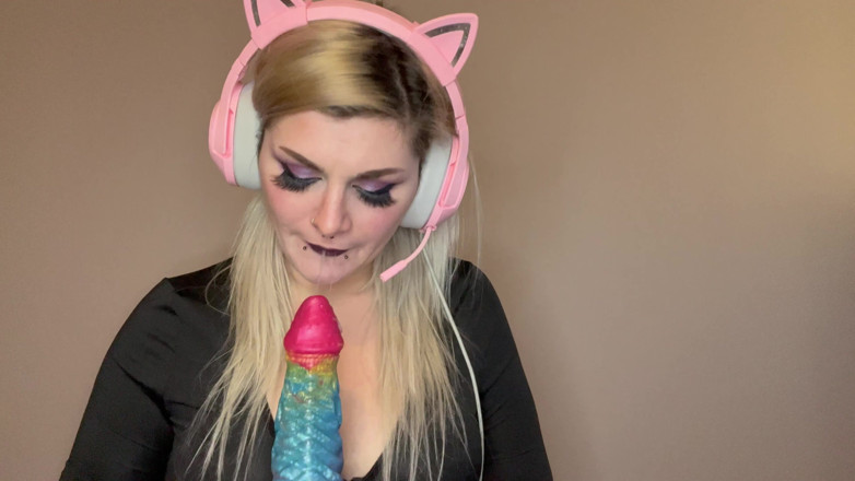 EeveeXo: Fată pasionată de jocuri se fute cu un vibrator monstru și...