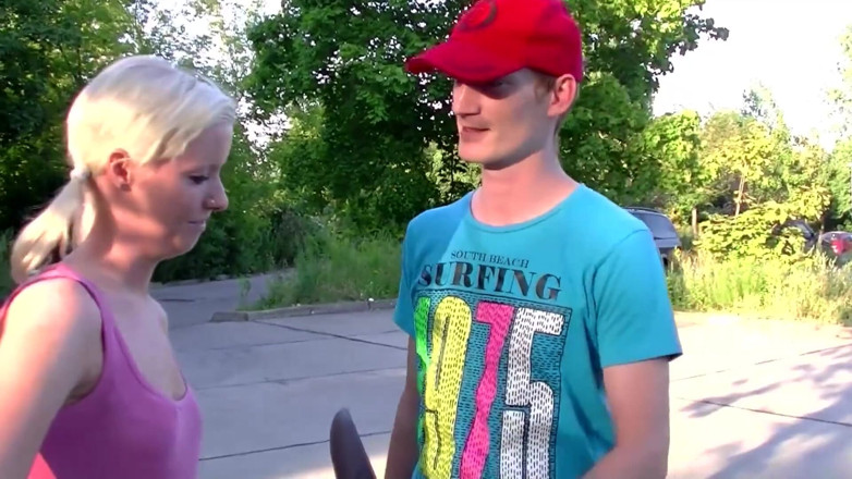 German amateur - 100% German hardcore videos: Roztomilá blonďatá teenagerka má zničenou kundičku