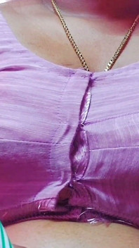 Desi indická MILF macecha pomáhá svému nevlastnímu synovi sexu