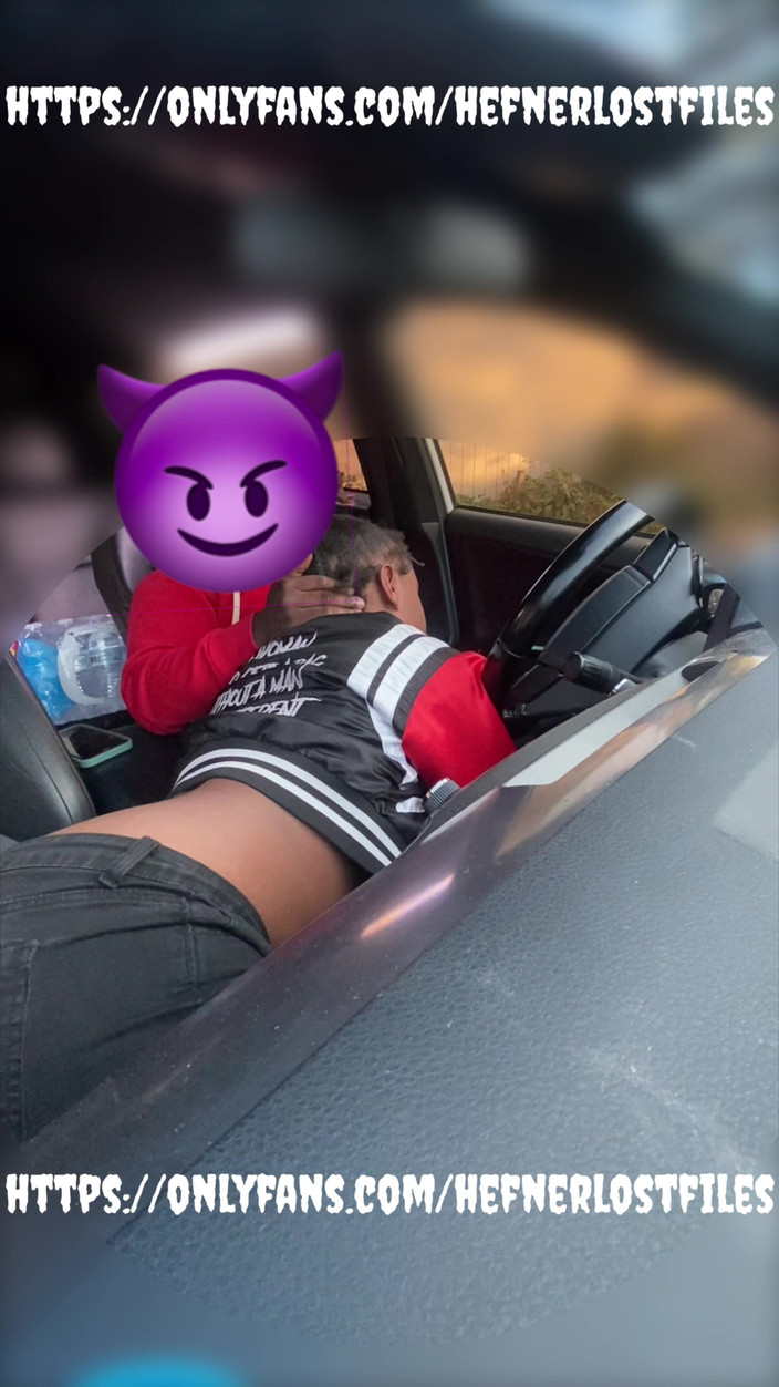 PlayboyHef: Büyük dudaklı büyük memeler arabada yarak emiyor