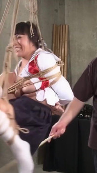 縛られ、日立とオーガズムにさせられます