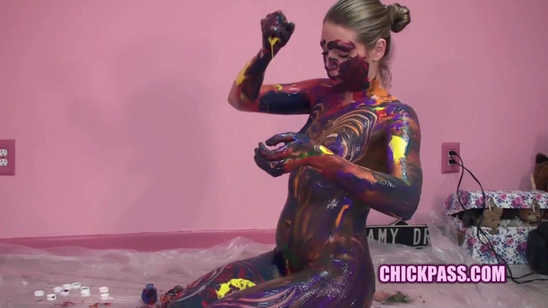 ChickPass Amateurs: Kinky coed lina được bao phủ bởi sơn