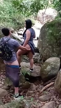 La ragazza lascia che il suo insegnante la scopi nel bosco dopo il college. Lei è molto premurosa e gli permette di registrarlo