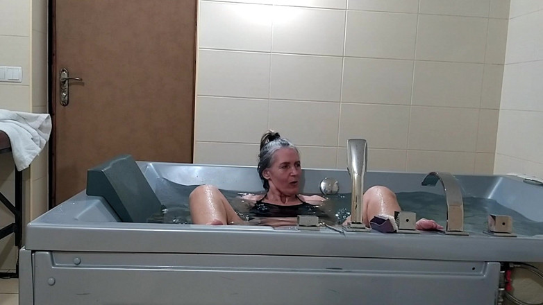 Lukerya: Osamělá relaxace ve vířivce