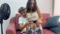 BritannySexxx: 我教我的小继妹如何在她的手机上玩弄，而我则让她感觉到我的大鸡巴