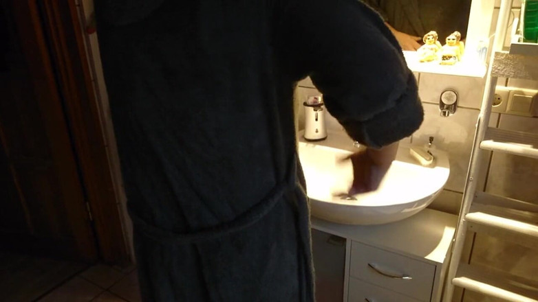 Hot-Pussy66: Membasuh dalam bilik mandi