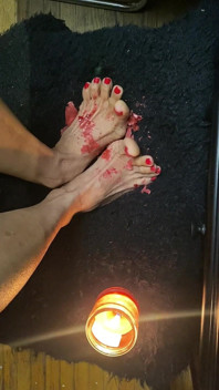 Luz de vela em pés pequenos com dedos sensuais