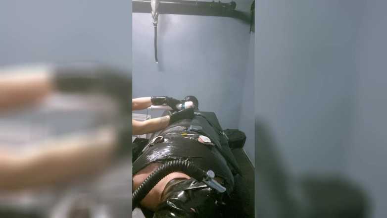 Madame Moira Dominatrix: Hamba menderita dengan pakaian bernafsu semasa dilasi keras.